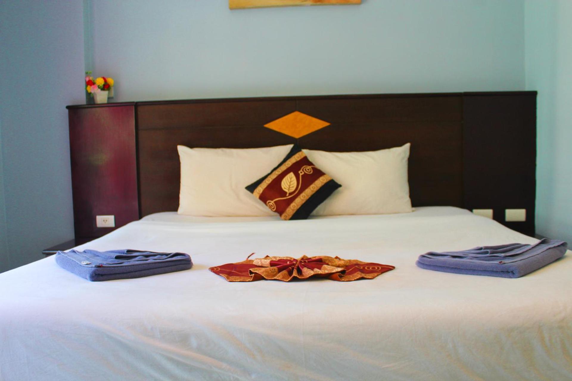 Hollywood Inn Hotel Patong Exterior photo